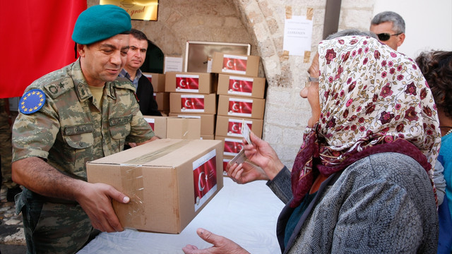 Mehmetçik Saraybosna'da kurban eti dağıttı