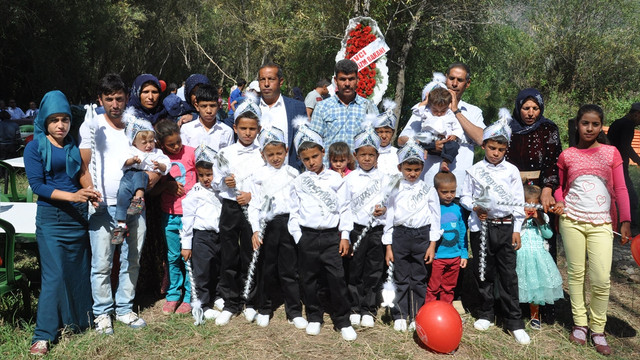 Mevsimlik tarım işçilerinin çocukları için sünnet şöleni