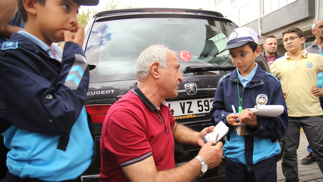 Minik zabıtalardan trafik kontrolü