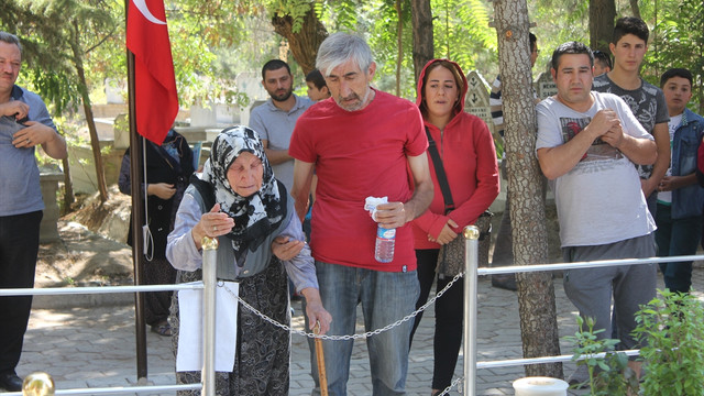 Oğlundan önce kahraman astsubay Halisdemir'in kabrine gitti