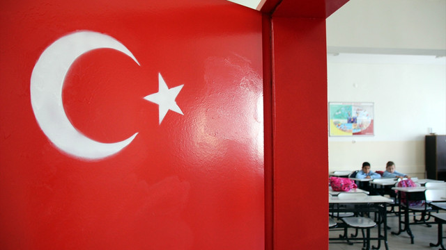 Okul kapıları Türk bayrağına boyandı