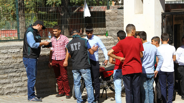 Okul önlerinde uyuşturucu denetimi