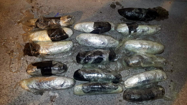 Otomobilin yakıt deposunda 8 kilo esrar ele geçirildi