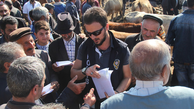 Polisten hayvan pazarında sahte para uyarısı
