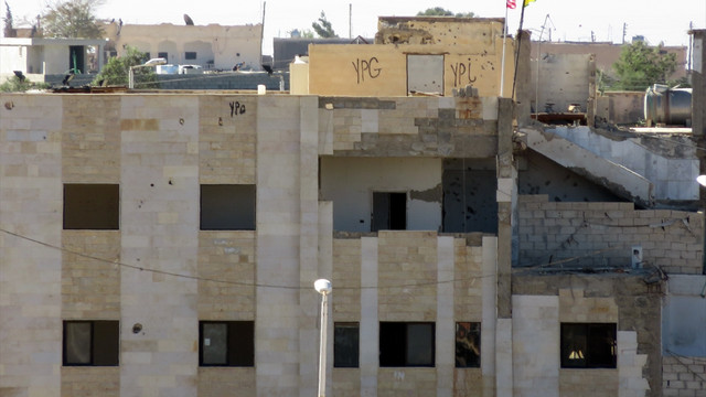 PYD karargahına ABD bayraklarının asılması