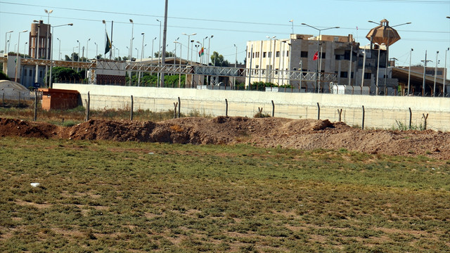 PYD karargahına ABD bayraklarının asılması