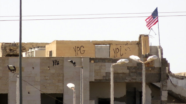 PYD karargahında ABD bayrağının asılması