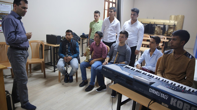 Roman gençler ilahi okuyacak