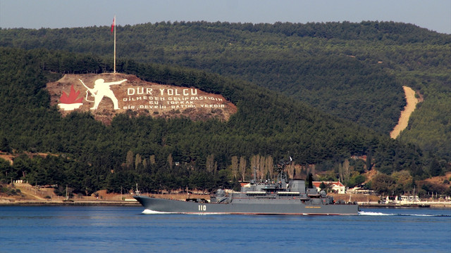 Rus savaş gemisi Çanakkale Boğazı'ndan geçti