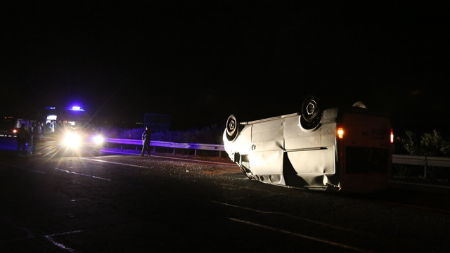 Şanlıurfa'da minibüs devrildi: 3 yaralı