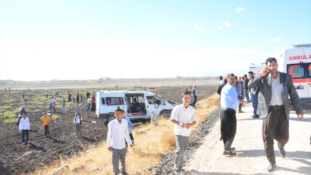 Şanlıurfa'da öğrenci servisi devrildi: 1 ölü, 19 yaralı