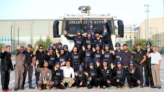 Savaş muhabirlerinin eğitimi gerçeği aratmıyor