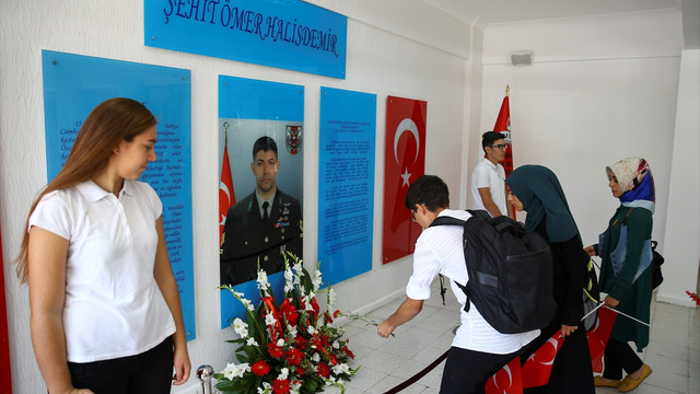 Şehit Halisdemirin adının yaşatıldığı okulda tören yapıldı