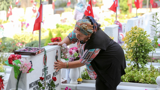 Şehitlere bayram ziyareti