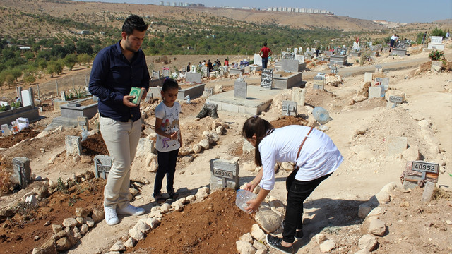 Sığınmacıların mezarlık ziyareti