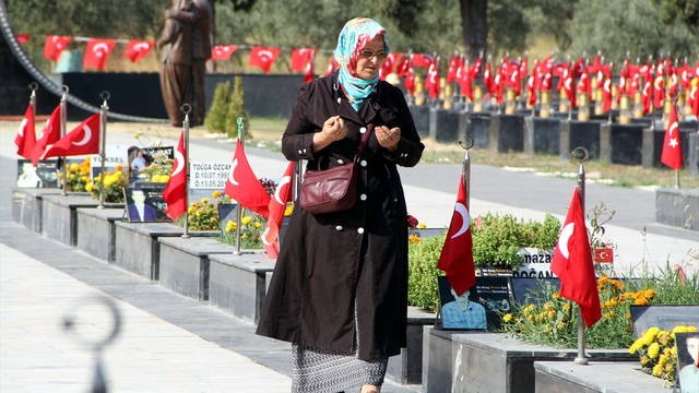 Soma'da madenci şehitliğine bayram ziyareti