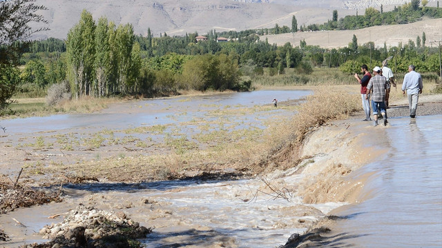 Sulama kanalı taştı, ev ve ahırları su bastı