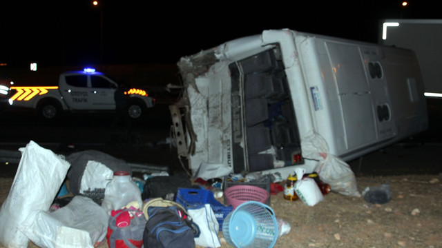 Suriyelileri taşıyan midibüs, tırla çarpıştı: 25 yaralı