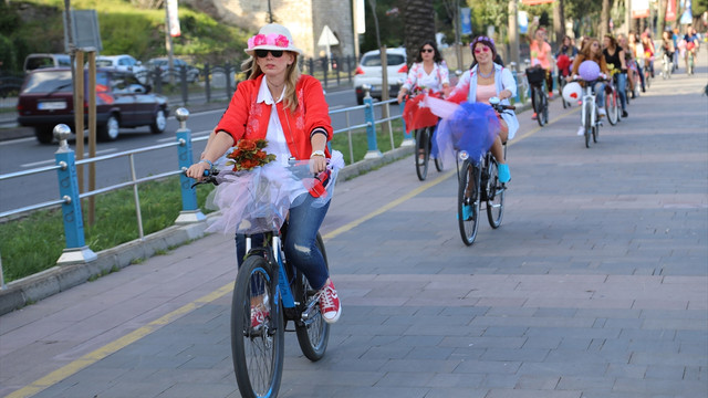 Süslü Kadınlar Bisiklet Turu