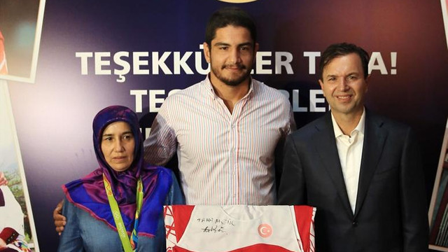 Taha Akgülün mayosu Olimpiyatlar Sergisinde