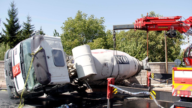 Tamir etmek istediği beton mikserinin altında kaldı