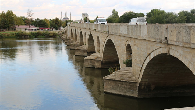 Tarihi Meriç Köprüsü'nün ayakları temizlendi
