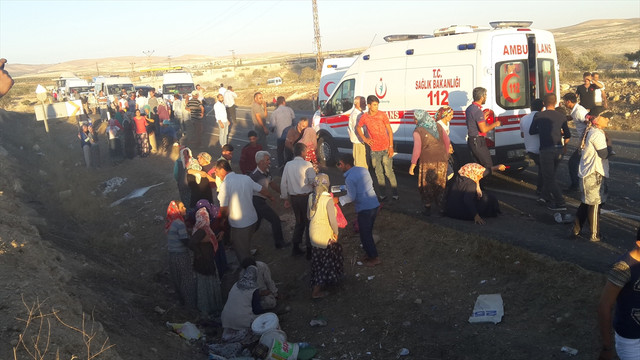 Tarım işçilerini taşıyan traktör ile kamyon çarpıştı: 20 yaralı