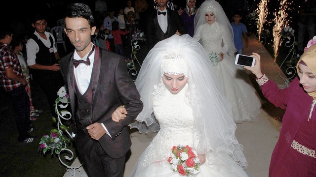 Tek yumurta ikizleri kendileri gibi ikizlerle evlendi