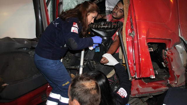 TEM'de tır kamyona çarptı