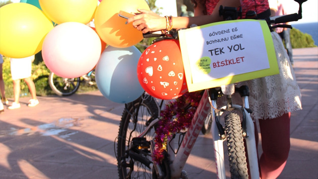 Topuklu ayakkabılarla pedal çevirdiler