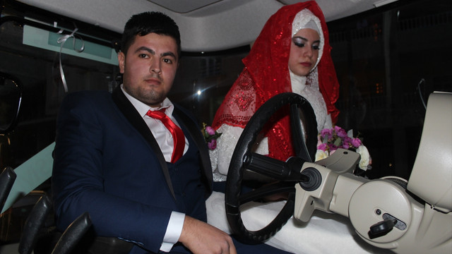 Traktörü gelin arabası yaptı