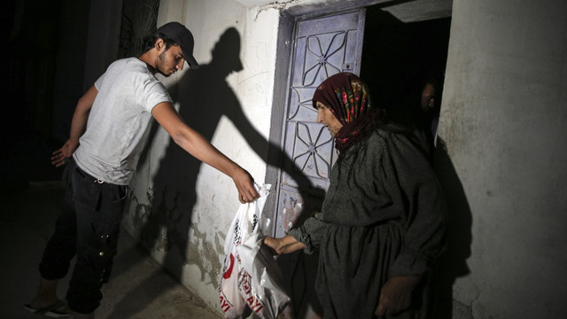 Türk Kızılayı Cerablus'ta kurban eti dağıttı