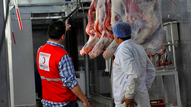 Türk Kızılayı, Kırgızistan'da bin 50 hisse kurban eti dağıtıyor