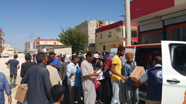 Türkiye'ye sığınan Suriyelilere yardım