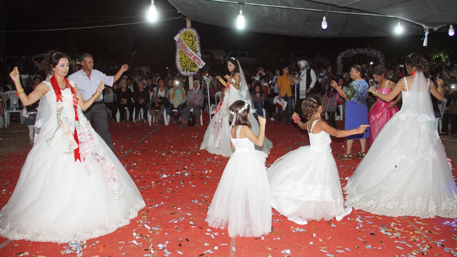 Üç geline bir düğün