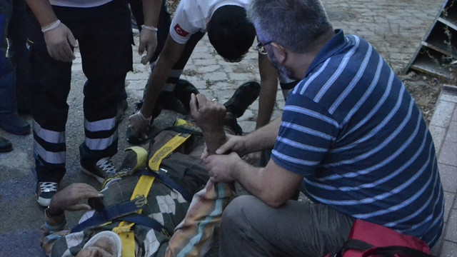 Uçuruma yuvarlanan midibüsün sürücüsü yaralandı