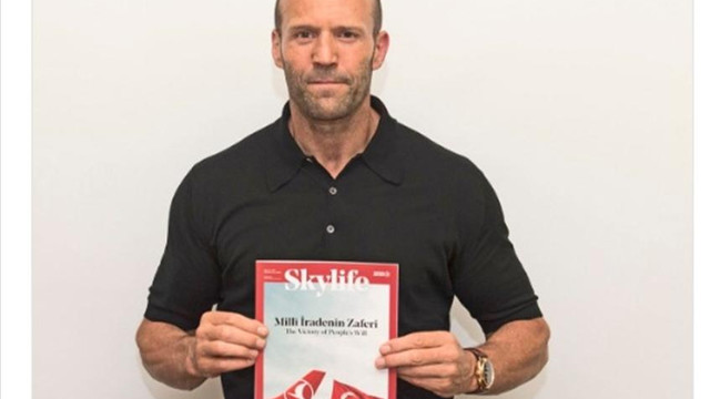 Ünlü oyuncu Jason Stathamdan milli irade fotoğrafı