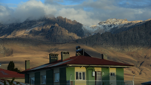 Van'a mevsimin ilk karı yağdı