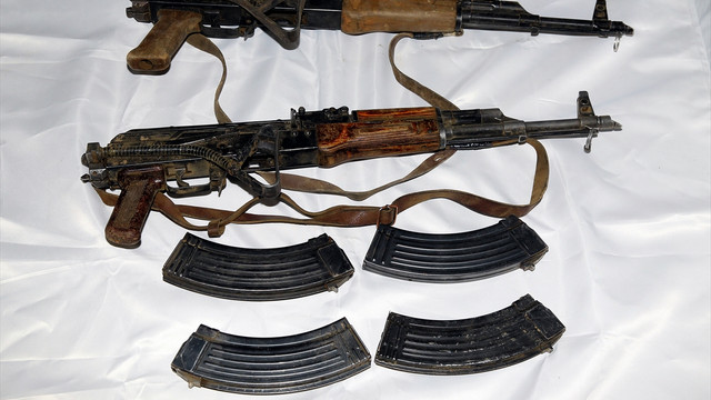 Van'da toprağa gömülü silah ve mühimmat bulundu