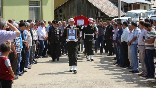 Vatani görevini yaparken kansere yenik düşen genç defnedildi