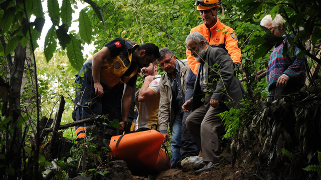 Yamaca yuvarlanan kişiyi AFAD ekipleri kurtardı