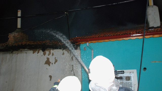 Yangın çıkan evdeki çifti devriye polisi kurtardı