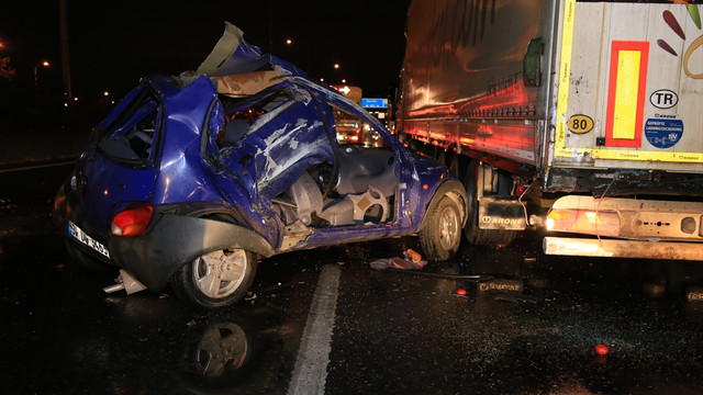 Yola düşen pazar çadırı kazaya neden oldu