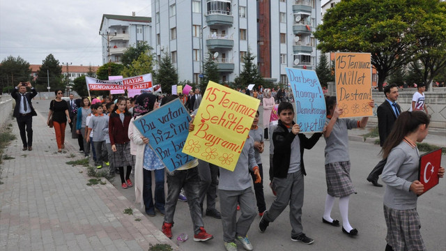 Yozgat'ta öğrencilerden 15 Temmuz Şehitlerine Saygı Yürüyüşü