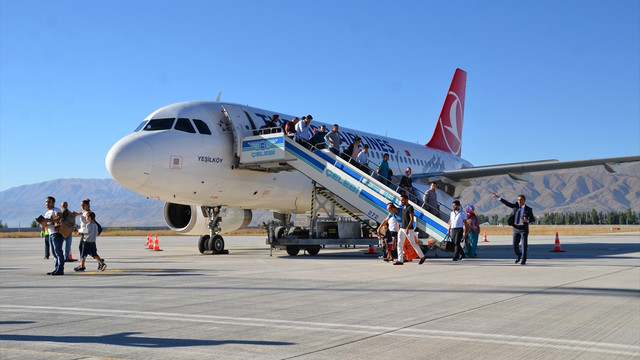 Yüksekovaya 13 ay aradan sonra ilk yolcu uçağı indi