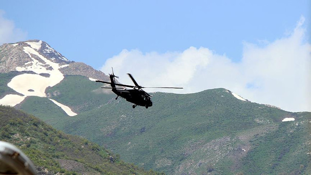 Bomba yüklü araç helikopter tarafından Tuncelide imha edildi