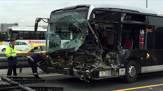 Son dakika haberleri: Sefaköy metrobüste feci kaza! Araba metrobüs yoluna girdi