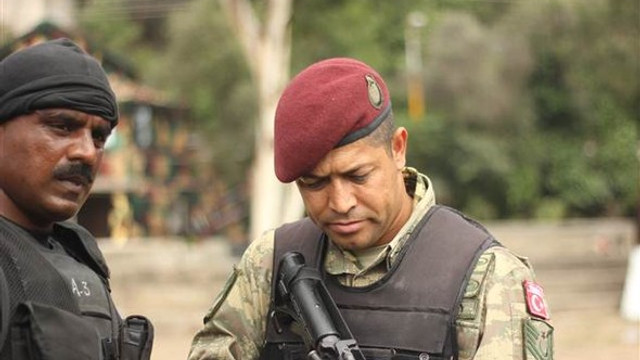 Darbe girişiminde şehit olan Astsubay Ömer Halisdemirin kabrini Milli Savunma Bakanı Fikri Işık ziyaret etti