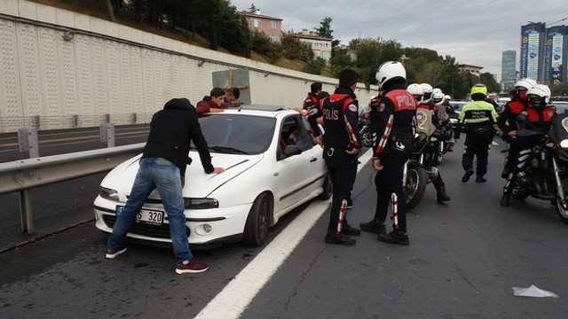 15 Temmuz Şehitler Köprüsü girişinde bir otomobil yunus ekiplerine çarptı! 2 polis hafif yaralandı