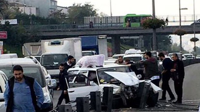 Halıcıoğlunda Metrobüs yoluna araba çarptı